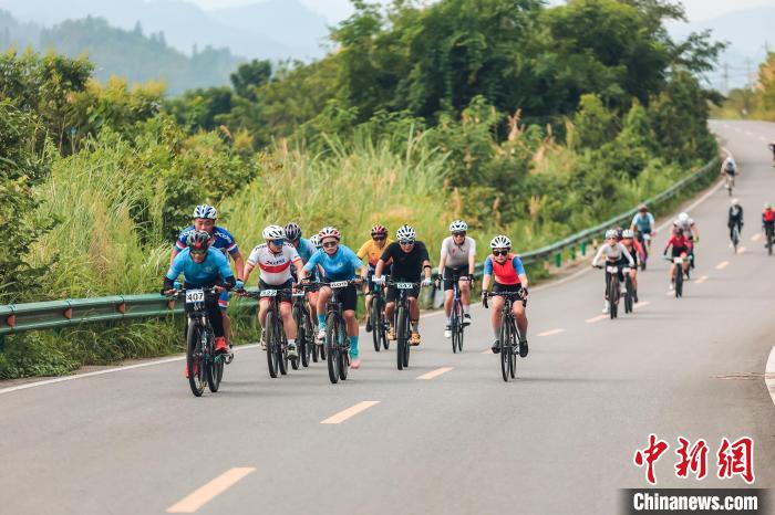 2023年龙山自行车赛圆满收官 选手竞速云端赛道