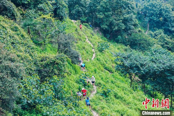 2023年龙山自行车赛圆满收官 选手竞速云端赛道