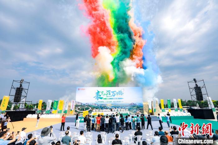 山西首届环长城旅游公路越野车赛开赛