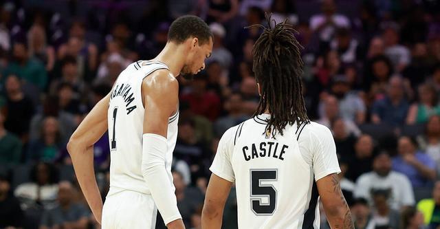 文班亚马与卡斯尔默契配合助力马刺进攻火力全