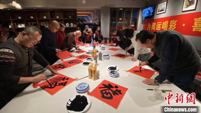 艺术家以写福送福为奥运喝彩：以中国传统文化