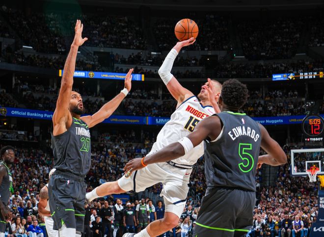 NBA季后赛首日冷门频现 76人逆转绿军 文班亚马伤