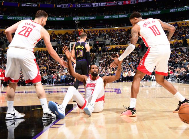 NBA季后赛首日冷门频现 76人逆转绿军 文班亚马伤