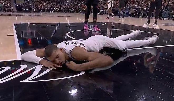 文班倒地不起 马刺季后赛G2前景堪忧