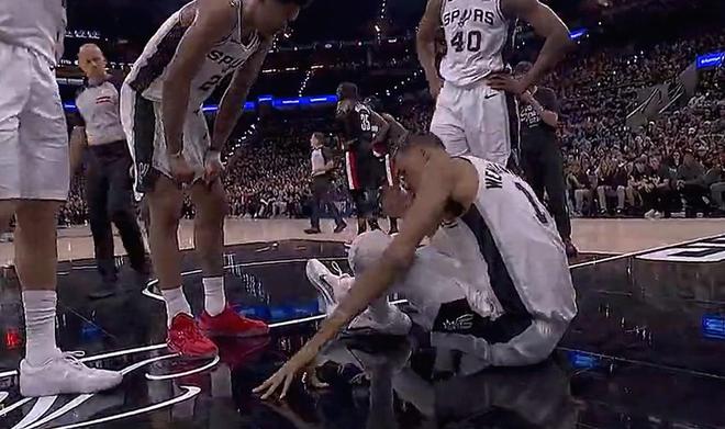 文班倒地不起 马刺季后赛G2前景堪忧