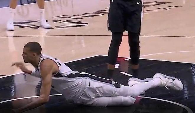 文班倒地不起 马刺季后赛G2前景堪忧