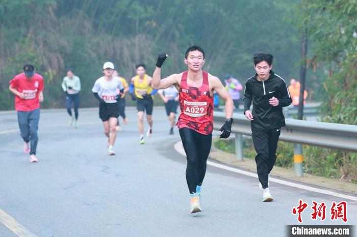 重庆綦江5000人新年登高迎2025 传统活动点燃全民