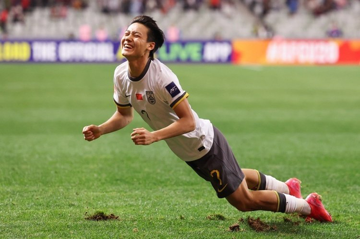 U23球员对决争议判罚引争议，毛伟杰倒地未获点